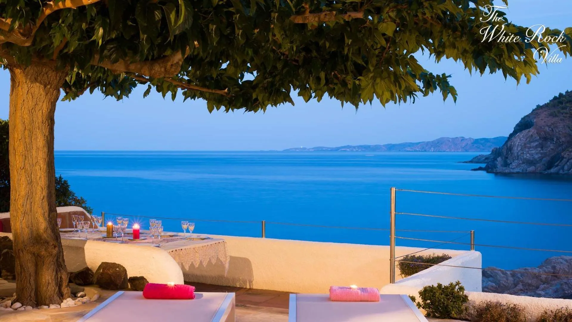 White Rock Villa With Breathtaking Views And Pool 콜레라