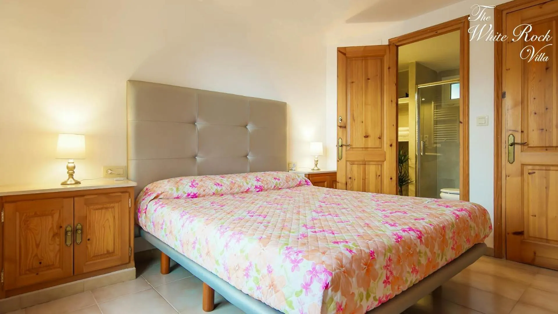 White Rock Villa With Breathtaking Views And Pool 콜레라
