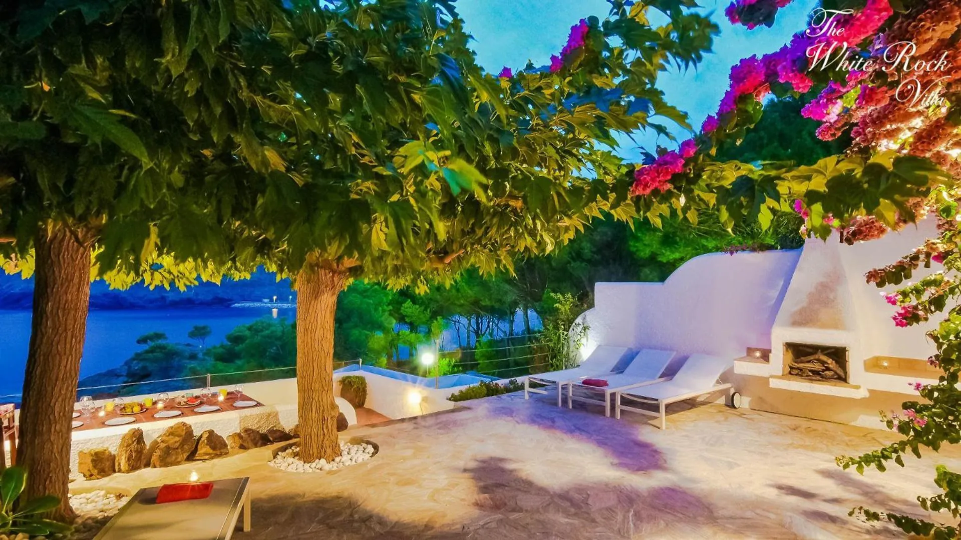 White Rock Villa With Breathtaking Views And Pool 콜레라